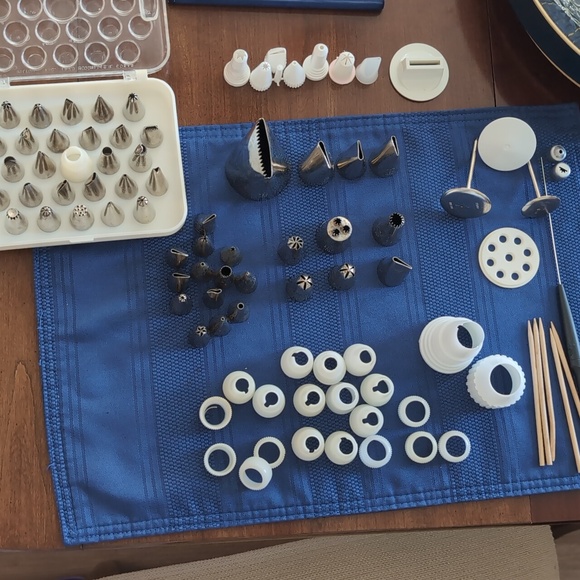 Wilton Cake Decorating Supplies - Picture 6 of 7